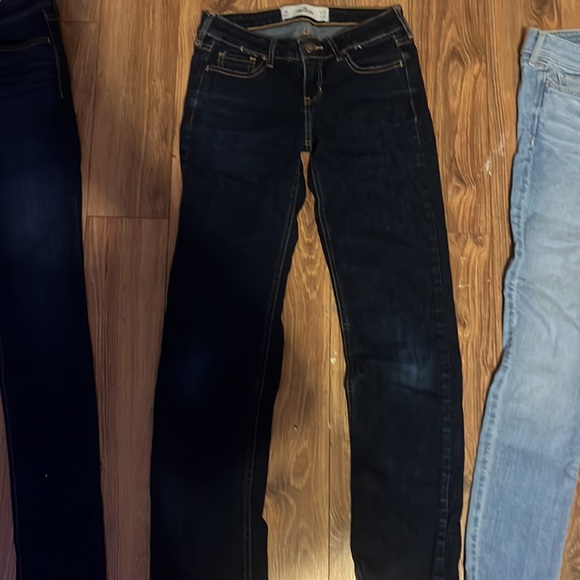 3 pairs of hollister jeans, 1x light wash 2x dark wash. All size 1R - Picture 3 of 4